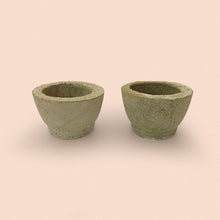 Load image into Gallery viewer, medium concrete plant pot