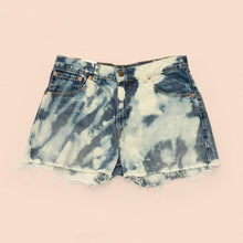 Load image into Gallery viewer, bleached fray Levi&#39;s shorts W31&quot; L2.5&quot;
